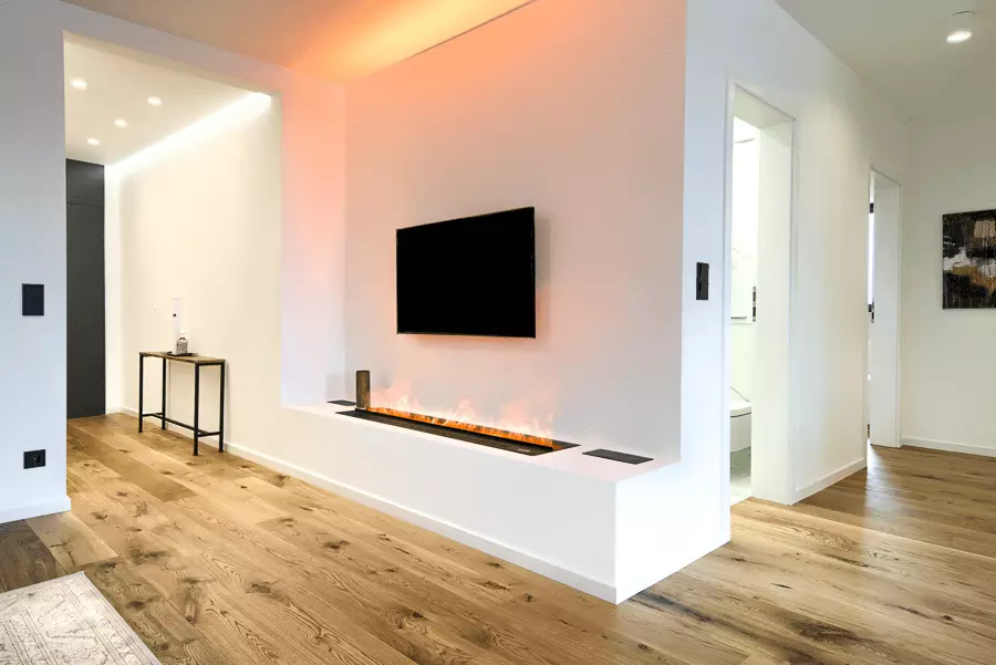 Stilvolles Wohnzimmer mit elektrischem Wandkamin, Flachbildfernseher und Holzboden in einer sanierten Wohnung in München.