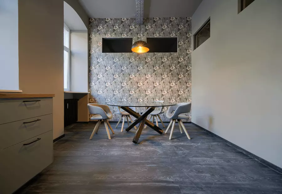 Modern eingerichteter Essplatz mit künstlerisch gemusterter Wand, stilvollem Esstisch und Design-Stühlen in München.